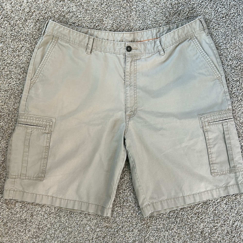 Savane size 42 men’s cargo shorts, khaki, great condition